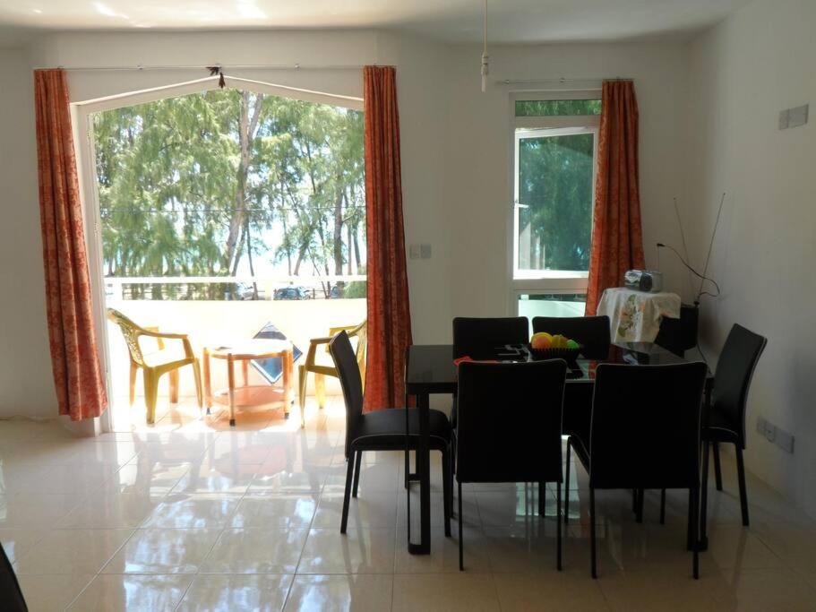 Sea Front 2 Bedrooms Apartment Flic en Flac Luaran gambar